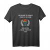 Unterschätze niemals einen alten Mann, Junge Pioniere DDR T-Shirt – Lustiges Geschenk für Ostdeutsche, Nostalgie & Pionier-Motiv