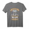 Unterschätze Niemals Einen Alten Mann Auf Einem Fahrrad T-Shirt – Lustiges Radsportgeschenk für Opa, Rentner & Fahrradliebhaber