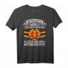 Unterschätze Keinen Alten Mann Der In Der DDR Aufgewachsen Ist T-Shirt - Lustiges Geschenk für DDR-Generation bei Geburtstag, Jubiläum, Muttertag, Vatertag & Weihnachten