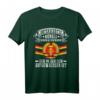 Unterschätze Keinen Alten Mann Der In Der DDR Aufgewachsen Ist T-Shirt - Lustiges Geschenk für DDR-Generation bei Geburtstag, Jubiläum, Muttertag, Vatertag & Weihnachten