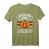 Unterschätze Keinen Alten Mann Der In Der DDR Aufgewachsen Ist T-Shirt - Lustiges Geschenk für DDR-Generation bei Geburtstag, Jubiläum, Muttertag, Vatertag & Weihnachten