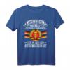 Unterschätze Keinen Alten Mann Der In Der DDR Aufgewachsen Ist T-Shirt - Lustiges Geschenk für DDR-Generation bei Geburtstag, Jubiläum, Muttertag, Vatertag & Weihnachten
