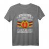 Unterschätze Keinen Alten Mann Der In Der DDR Aufgewachsen Ist T-Shirt - Lustiges Geschenk für DDR-Generation bei Geburtstag, Jubiläum, Muttertag, Vatertag & Weihnachten