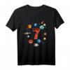HapDog Planeten T-Shirt für Kinder – Weltraum-Party Outfit mit Raumschiff, Sonnenplaneten & großer Zahl Drei