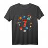 HapDog Planeten T-Shirt für Kinder – Weltraum-Party Outfit mit Raumschiff, Sonnenplaneten & großer Zahl Drei