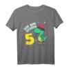 Kinder 5 Jahre alt Geburtstag Dino Party Motiv T-Shirt - Lustiges Geschenk für Mädchen und Jungen zum Kindergeburtstag mit Dinosaurier, Luftballons & Nummer 5