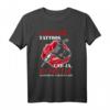 Ich habe Tattoos und eine Ausbildung T-Shirt – Lustiges Geschenk zum Geburtstag, Weihnachten oder Halloween für Tattoo-Liebhaber und stolze Menschen