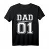 DAD 01 Familien Outfit | Partnerlook T-Shirts für Mutter, Vater & Kind | Perfektes Geschenk für Eltern & Familienfotos