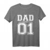 DAD 01 Familien Outfit | Partnerlook T-Shirts für Mutter, Vater & Kind | Perfektes Geschenk für Eltern & Familienfotos