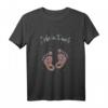 Lustiges Schwangerschaft Verkünden Mama T-Shirt mit Babyfüßen und Herz – Perfektes Geschenk für werdende Mütter bei Baby Shower & Babyparty