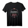 Mama 2023 Schwangerschaftsankündigung T-Shirt – Persönliches Baby-News Shirt für besondere Momente