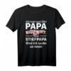 Lustiges Männertag T-Shirt für Papa & Stiefpapa mit Spruch – Witziges Geschenk für Vatertag, Männertag & Himmelfahrt