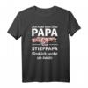 Lustiges Männertag T-Shirt für Papa & Stiefpapa mit Spruch – Witziges Geschenk für Vatertag, Männertag & Himmelfahrt