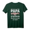 Lustiges Männertag T-Shirt für Papa & Stiefpapa mit Spruch – Witziges Geschenk für Vatertag, Männertag & Himmelfahrt