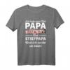 Lustiges Männertag T-Shirt für Papa & Stiefpapa mit Spruch – Witziges Geschenk für Vatertag, Männertag & Himmelfahrt