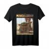 Star Wars The Mandalorian The Child Logo Sitting Portrait T-Shirt - Offiziell lizensiertes Star Wars Merchandise