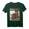 Star Wars The Mandalorian The Child Logo Sitting Portrait T-Shirt - Offiziell lizensiertes Star Wars Merchandise