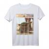 Star Wars The Mandalorian The Child Logo Sitting Portrait T-Shirt - Offiziell lizensiertes Star Wars Merchandise