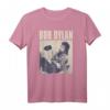 Bob Dylan Official Chair Photo T-Shirt - Lizenzierte Bandmerchandise für Musikfans, klassisch geschnitten