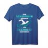 Zum Schwimmen Geboren Zur Schule Gezwungen T-Shirt – Lustiges Geschenk für Schwimmer zu Geburtstag oder Weihnachten