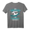 Zum Schwimmen Geboren Zur Schule Gezwungen T-Shirt – Lustiges Geschenk für Schwimmer zu Geburtstag oder Weihnachten
