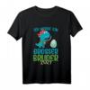 Kinder Ich werde Großer Bruder 2021 Dino Dinosaurier Piraten Baby T-Shirt – Lustiges Geschenk für den kleinen Bruder zur Schwangerschaftszeit