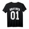 Bruder 01 T-Shirt für den Großen Bruder und Kleinen Bruder – Lustiges Geschenk im Highschool Style für Geschwisterpaare zum Geburtstag und zu jedem Anlass