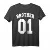 Bruder 01 T-Shirt für den Großen Bruder und Kleinen Bruder – Lustiges Geschenk im Highschool Style für Geschwisterpaare zum Geburtstag und zu jedem Anlass