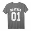 Bruder 01 T-Shirt für den Großen Bruder und Kleinen Bruder – Lustiges Geschenk im Highschool Style für Geschwisterpaare zum Geburtstag und zu jedem Anlass