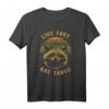 Waschbär Retro Live Fast Eat Trash Lustiges Geschenk T-Shirt – Perfekt für Tierliebhaber, Tierpfleger & Tierschützer zu Weihnachten, Geburtstag, Muttertag & Vatertag
