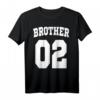 Brother 02 Geschenk für den Großen Bruder und Kleinen Bruder - Lustiges T-Shirt im Highschool Style zum HapDog, perfekt für Brüder & Geschwister