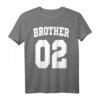 Brother 02 Geschenk für den Großen Bruder und Kleinen Bruder - Lustiges T-Shirt im Highschool Style zum HapDog, perfekt für Brüder & Geschwister