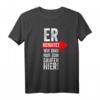 Er heiratet, wir sind nur zum Saufen hier T-Shirt – Lustiges Hochzeitsgeschenk für Trauzeugen und Freunde