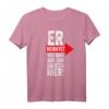 Er heiratet, wir sind nur zum Saufen hier T-Shirt – Lustiges Hochzeitsgeschenk für Trauzeugen und Freunde