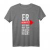 Er heiratet, wir sind nur zum Saufen hier T-Shirt – Lustiges Hochzeitsgeschenk für Trauzeugen und Freunde