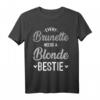 Jede Brünette braucht ein blondes Bestie-Geschenk - Freundinnen T-Shirt für Geburtstage, Weihnachten & Muttertag