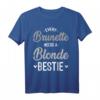 Jede Brünette braucht ein blondes Bestie-Geschenk - Freundinnen T-Shirt für Geburtstage, Weihnachten & Muttertag