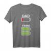 Herren Vatertag T-Shirt für Zwillinge Papa - Lustiges Geschenk für Väter von Zwillingen zu Geburtstag, Jubiläum, Weihnachten & mehr