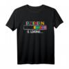 Erzieherin is Loading T-Shirt – Geschenk für Erzieher, Kita-Personal, Tagesmütter & Azubis im sozialen Beruf