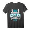So Sieht Ein Richtig Cooler Erzieher Aus - Lustiges Pädagogen T-Shirt für Jubiläum, Geburtstag & Abschiedsgeschenk