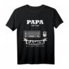 Papa am Tag Gamer in der Nacht Geschenk - Lustiges T-Shirt für Nerds & Geeks, Geburtstags- & Weihnachtsgeschenk für Videospieler