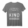 Ich Bin Das Mittlere Kind Das Grund Regel Haben T-Shirt - Lustiges Kinder T-Shirt mit Spruch, Klassisch Geschnitten