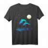 Delfine im Meer mit Mondlicht Damen Herren T-Shirt – Romantische Geschenkidee für Meer- und Wasserliebhaber