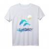 Delfine im Meer mit Mondlicht Damen Herren T-Shirt – Romantische Geschenkidee für Meer- und Wasserliebhaber
