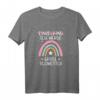 Ich werde Große Schwester 2024 Regenbogen Babyfeier T-Shirt – Perfekte Ankündigung für die Schwangerschaft & Baby Shower Geschenk