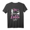 Die Mit Dem Labbi Geht! Hundemama T-Shirt für Labrador Liebhaberinnen - Niedliches Gassi-Outfit für Damen & Hundeliebhaber