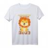 Kinder 2023 Kindergarten Ich Komme Mädchen Jungen T-Shirt mit Löwen Motiv – Perfektes Outfit für den Kita-Start 2023