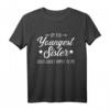 Jüngste Schwester lustiges Spruch T-Shirt - Originelles Geschenk für Geburtstag & Weihnachten