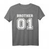Bruder 01 T-Shirt – Klassisches Geschenk für Geschwister, Liebe zum Bruder zeigen, hochwertig mit doppeltem Saum