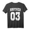 Brother 03 Geschenk für den großen Bruder & kleinen Bruder - Lustiges Highschool Style T-Shirt für HapDog, Weihnachten & Familienfeste